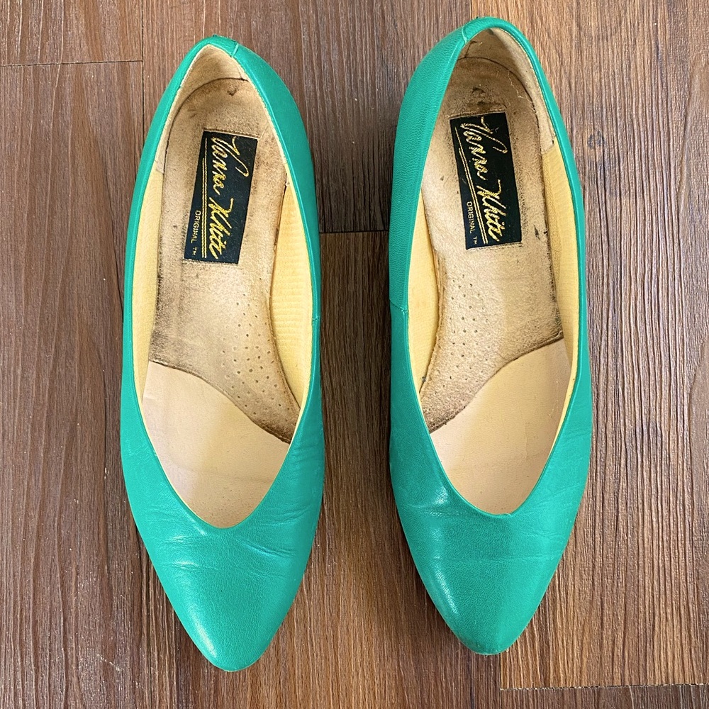 Vintage 1980s 1980’s Vanna White emerald green leather pointed toe loafers flats